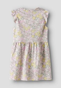 Robe florale présentant des fleurs roses, jaunes et grises sur un fond clair. Taille froncée, design sans manches et accents de volants aux épaules.