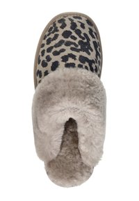 Leopardprint pantoffel met een zachte nep-fur manchet. De bovenkant is beige met donkere vlekken en heeft een pluche binnenkant voor warmte en comfort.
