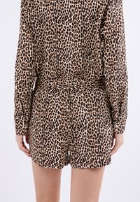 Luipaardprint shorts gemaakt van een gladde, lichte stof. Voorzien van een elastische tailleband en een cropped lengte met een relaxte pasvorm.