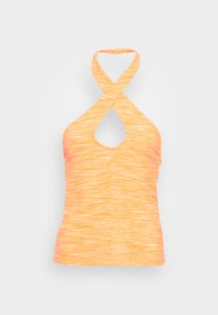 Top com pescoco halter em laranja brilhante com um padrão texturizado em nervuras. Apresenta uma abertura em forma de gota e alças cruzadas nas costa.