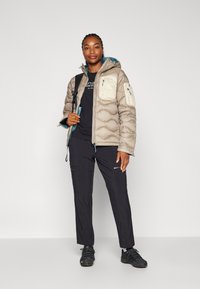 Peak Performance HELIUM UTILITY HOOD JACKET - Gewatteerde jas - avid beige/sand fog/hydro fresh