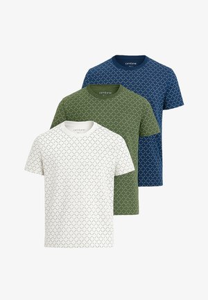 Drie t-shirts met korte mouwen en ronde hals in wit, olijfgroen en marineblauw met witte diamantpatroon ontwerpen.
