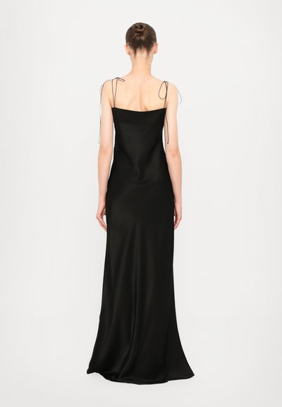 Zwarte zijden avondjurk met een rechte halslijn en dunne bandjes op de schouders. De gladde textuur en het lange ontwerp zorgen voor een elegante silhouet.