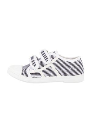 Sneakers in tela a righe con suole in gomma bianche, due chiusure in velcro, punta rotonda e design minimalista in blu navy e bianco.