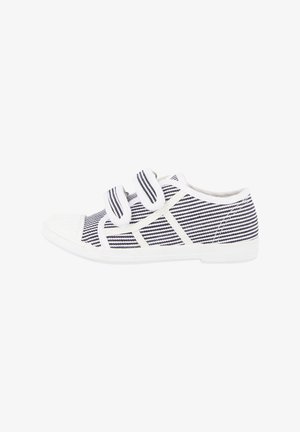 Sneakers in tela a righe con suole in gomma bianche, due chiusure in velcro, punta rotonda e design minimalista in blu navy e bianco.