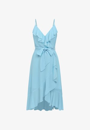 Vestito azzurro chiaro senza maniche con spalline sottili, volant a V, cintura annodata in vita e orlo asimmetrico a strati.