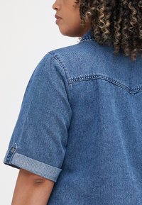Vero Moda Curve VMCJENNIE - Dongerikjole - medium blue denim