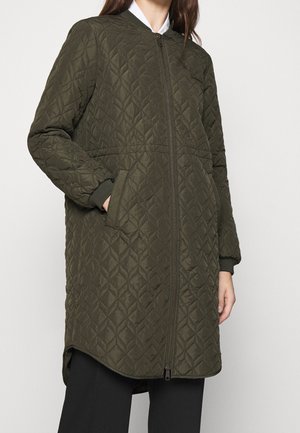 Quilted long jacket in dark olive green, featuring a front zipper, ribbed cuffs, and two side pockets. Smooth texture with diamond pattern.