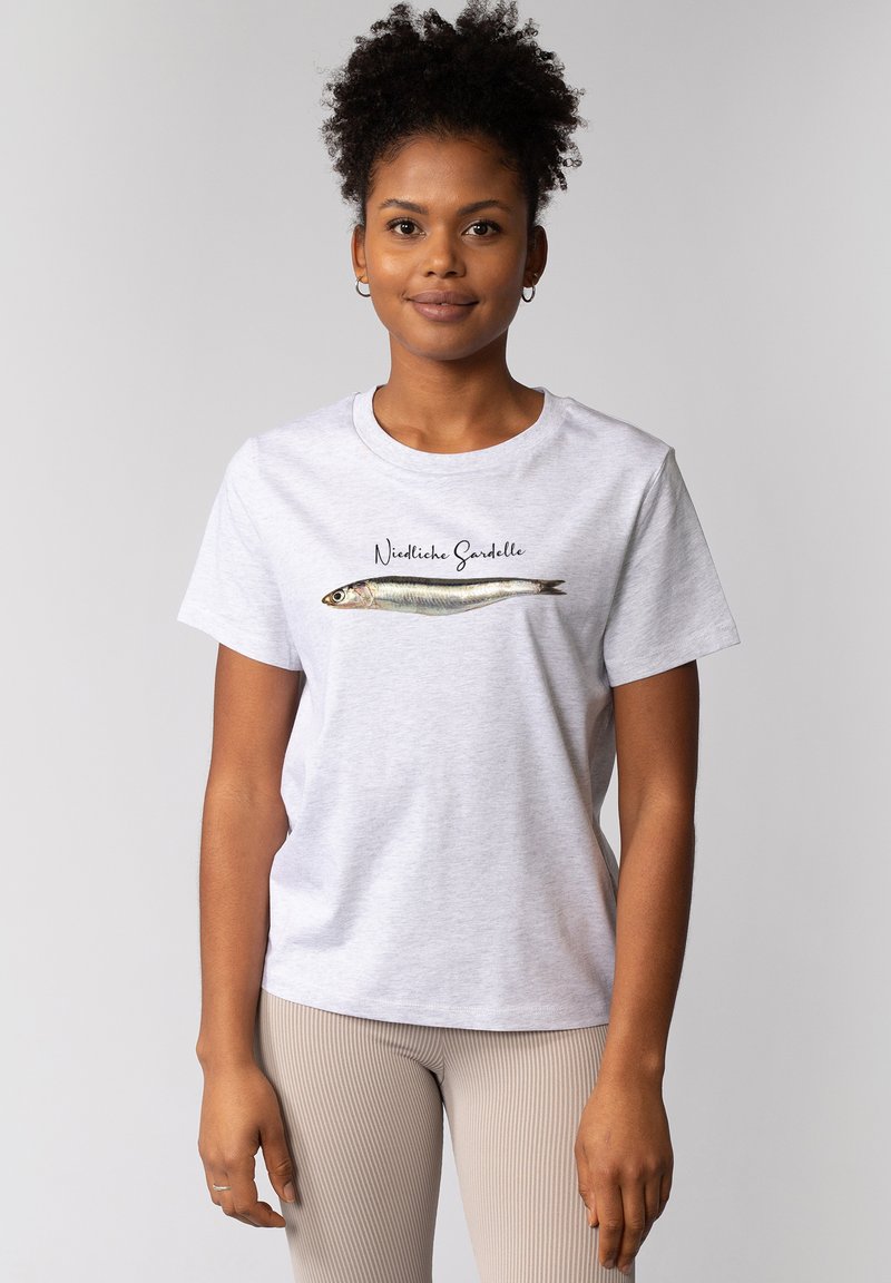 Graues Baumwoll-T-Shirt mit einem einfachen Fischgrafik und dem Text "Niedliche Sardelle." Rundhalsausschnitt, kurze Ärmel und lockere Passform.