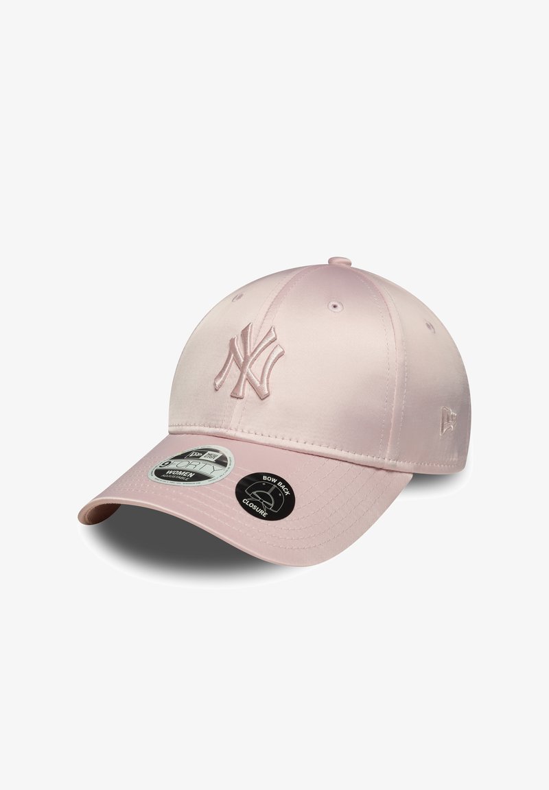 Boné de basebol em satin cor-de-rosa com um logótipo bordado em relevo, fechamento traseiro ajustável com laço, e duas etiquetas circulares do logótipo na aba.