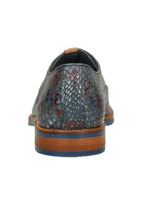 Geverfde leren schoenen met een meerkleurige, iriserende afwerking en een reptielhuidpatroon, voorzien van een bruine houten hak en blauwe accenten.