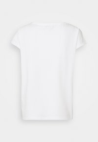 Camiseta blanca de manga corta con un diseño simple. Hecha de material suave, con cuello redondo y un corte relajado, sin patrones ni acentos.