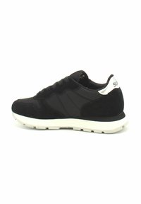 Sneaker sportivo nero con tomaia in camoscio e rete, suola in gomma bianca e accentuazione argentata sul tallone. Presenta una chiusura classica con lacci e punta rinforzata.