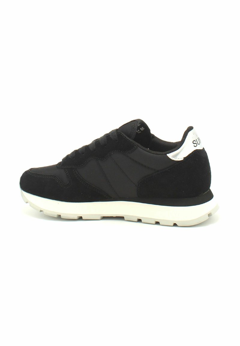 Sneaker sportivo nero con tomaia in camoscio e rete, suola in gomma bianca e accentuazione argentata sul tallone. Presenta una chiusura classica con lacci e punta rinforzata.
