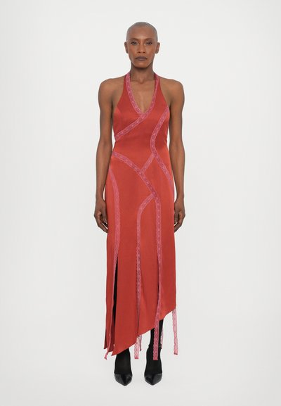 Abito maxi color ruggine con scollo all'americana, impreziosito da dettagli in pizzo rosa e tagli asimmetrici. Tessuto liscio con spacco laterale.