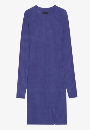 Abito a maniche lunghe viola a coste con scollo rotondo e dettaglio con spacco laterale. Realizzato in morbido tessuto testurizzato per una silhouette aderente.