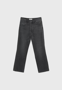 Jeans rectos negros con bolsillos frontales, cierre de botón y cremallera, y un sutil desgastado en los muslos, colocados sobre un fondo neutro.