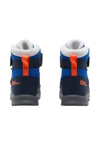 Niebieskie i czarne buty trekkingowe z szarymi podeszwami, puszystym białym wykończeniem i pomarańczowymi akcentami. Posiadają regulowane paski oraz logo marki.