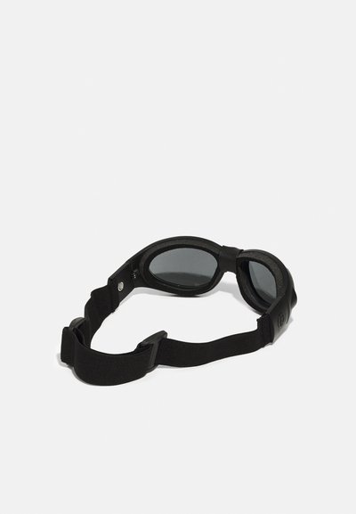 Gafas de natación negras con un marco suave y texturizado y una correa elástica ajustable; lentes oscuros; diseño aerodinámico para mayor comodidad.