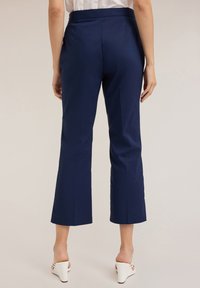 Pantalones recortados azul marino con corte recto, hechos de tela suave, con una cinturilla y costuras ajustadas para un ajuste elegante.