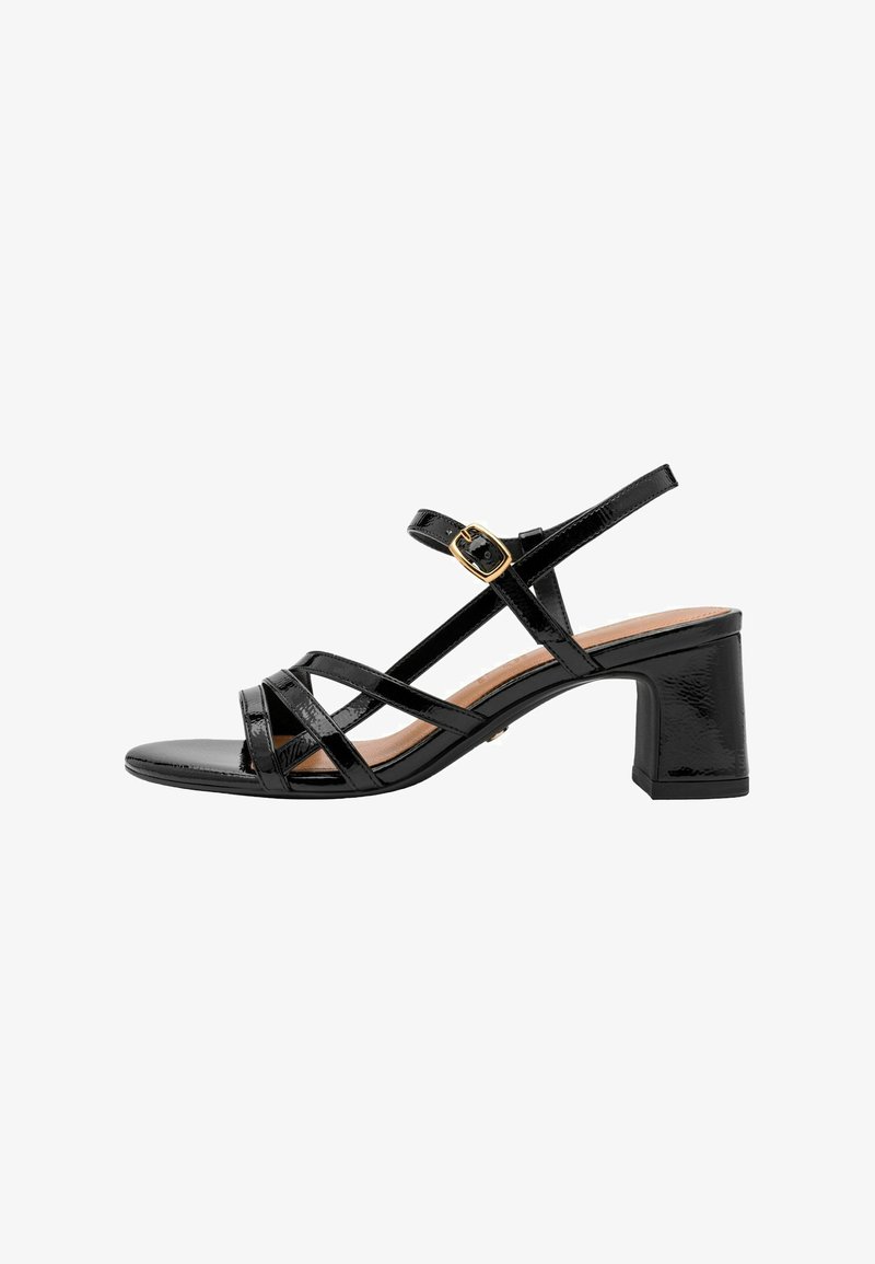 Sandales à talons en cuir verni noir avec design à lanières, bout carré, talon bloc, et boucle dorée en accent sur la bride ajustable à la cheville.