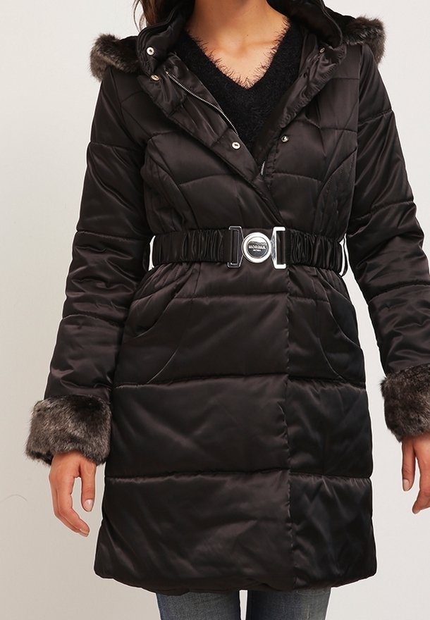 Černá puffa bunda s kapucí lemovanou umělou kožešinou, páskem v pase, zipem, diamantovým prošíváním a dvěma předními kapsami.