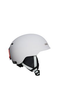 Witte helm met een gladde matte afwerking, verstelbare zwarte kinband en grijze accenten. Zijluchtopeningen en een rode achterbanddetail.