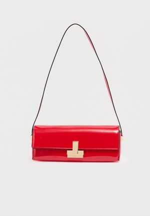 Bolso de mano de charol rojo con un detalle en hardware dorado, forma rectangular y una única correa negra para el hombro. Textura suave, diseño elegante.