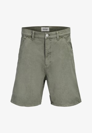 Pantalones cortos casuales de color verde oliva con bolsillos delanteros, trabillas para cinturón, cierre con botón y etiqueta que dice "Jack & Jones Pants Studio" en la cintura.