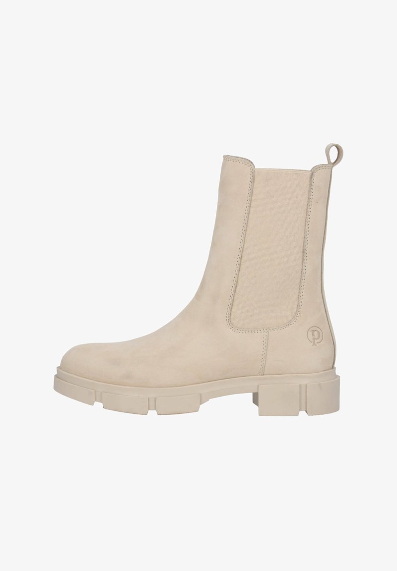 Botín beige hasta el tobillo con acabado de ante, paneles laterales elásticos y suela de goma texturizada. Presenta una lengüeta y detalle de logo en el costado.