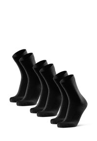 Unos calcetines de algodón negros hasta el tobillo dispuestos en fila, con puños acanalados y una textura suave, cinco pares con un diseño y color uniformes.