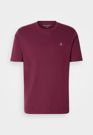 T-shirt en coton bordeaux avec un col rond, des manches courtes et un petit logo blanc "M OP" sur la poitrine. Texture lisse et coupe régulière.