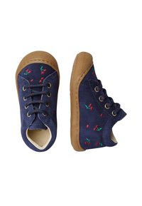 Zapatos de ante azul marino con bordados de cerezas verdes y rojas, suelas de goma marrón y diseño de cordones. Presentan punta redonda y altura corta en el tobillo.