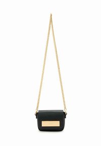 Borsa a tracolla in pelle nera con tracolla in catena dorata e piastra dorata decorativa sul davanti, progettata in una forma rettangolare compatta.