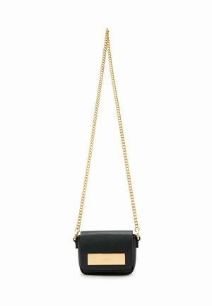 Borsa a tracolla in pelle nera con tracolla in catena dorata e piastra dorata decorativa sul davanti, progettata in una forma rettangolare compatta.