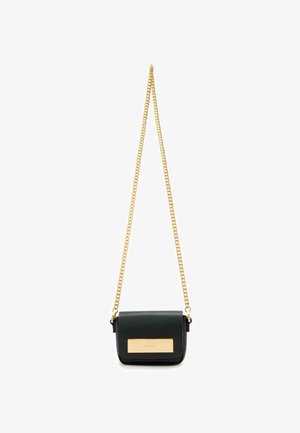 Bolso bandolera de cuero negro con cadena dorada y placa de acento dorada en la parte frontal, diseñado en una forma rectangular compacta.
