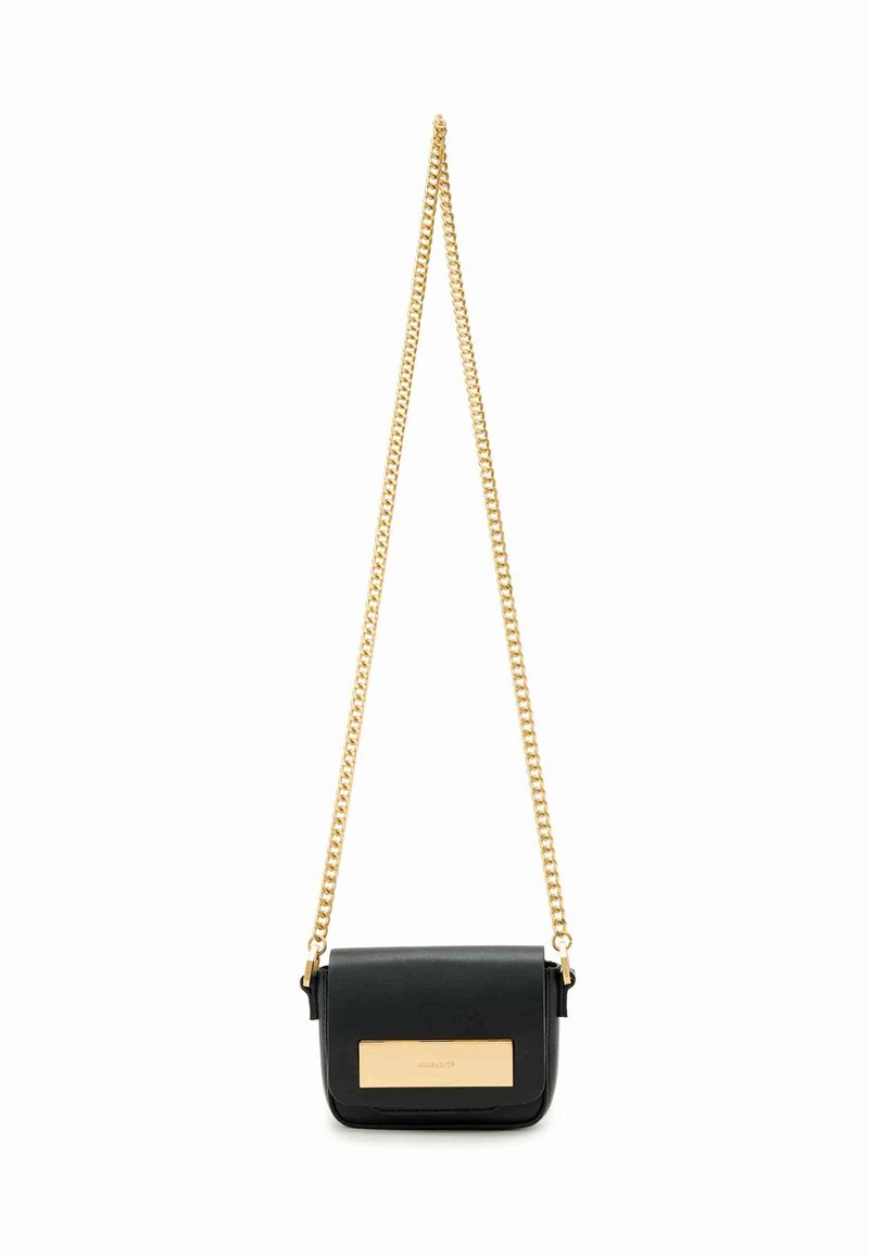 Borsa a tracolla in pelle nera con tracolla in catena dorata e piastra dorata decorativa sul davanti, progettata in una forma rettangolare compatta.