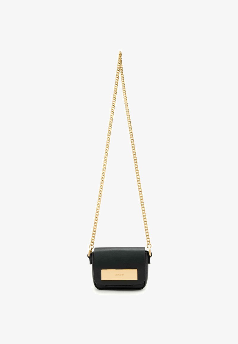 Borsa a tracolla in pelle nera con tracolla in catena dorata e piastra dorata decorativa sul davanti, progettata in una forma rettangolare compatta.