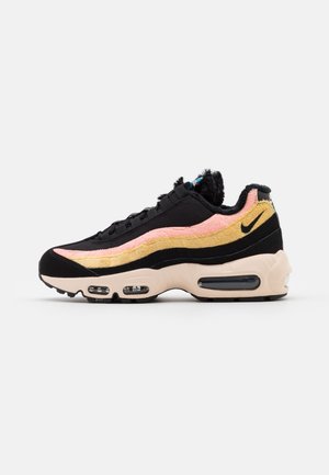 Czarny sneakers Nike Air Max z różowo-żółtymi puszystymi paskami po bokach oraz beżową podeszwą z widocznym systemem amortyzacji powietrznej.