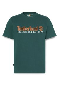 Zelené bavlněné tričko s předním oranžovým vyšívaným textem "Timberland ESTABLISHED 1973" a malým logem na boku. Design s kulatým výstřihem.