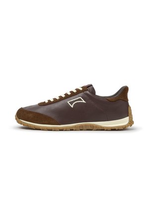 Lavtop brun sneaker med hvide snørebånd, ruskindssyninger ved tå og hæl, beige sål og hvidt broderet logo på siden.