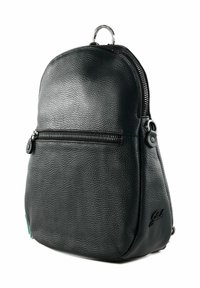 Zaino in pelle nera con texture, tasca frontale con zip, anello metallico superiore e dettaglio del logo laterale.