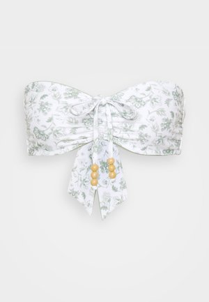 Fehér bandeau bikini felső zöld virágmintával, elöl megkötve. Középen sárga gyöngy díszek találhatók a kötésnél.