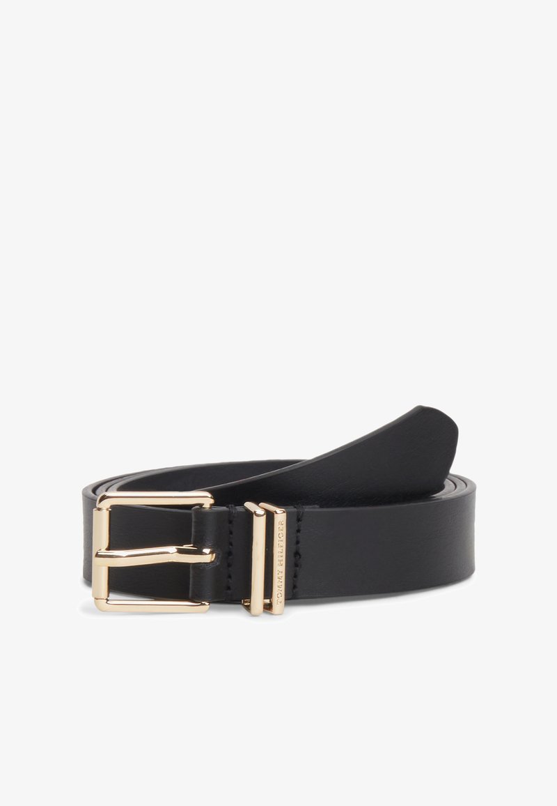 Ceinture en cuir noir roulée avec une boucle en métal doré et une petite boucle dorée de marque près de la boucle.