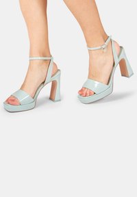 Bata Magas sarkú szandálok - blu