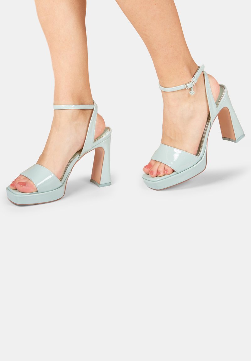 Bata Magas sarkú szandálok - blu