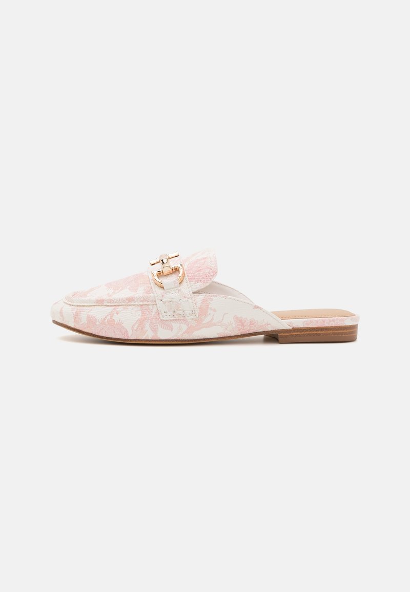 Mule flat senza chiusura con motivo floreale rosa, punta affilata, cinturino bianco con dettaglio in oro e tacco in legno.
