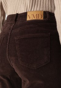 Vero Moda VMTESSA - Nohavice - chocolate torte