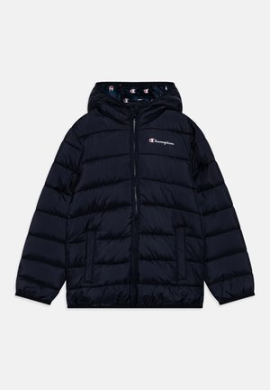 Giacca a vento blu navy con zip frontale, cappuccio e tasche laterali. Presenta un design trapuntato e un motivo interno con il logo del marchio.