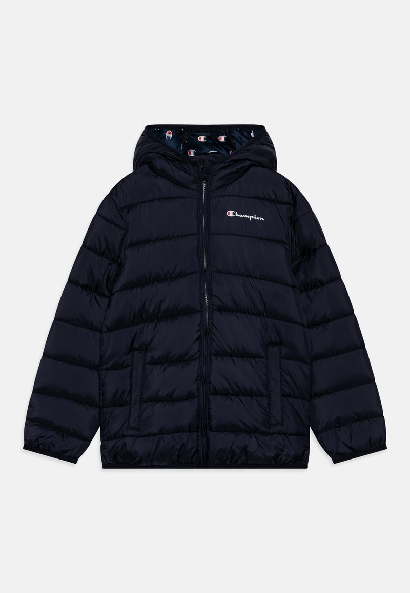 Giacca a vento blu navy con zip frontale, cappuccio e tasche laterali. Presenta un design trapuntato e un motivo interno con il logo del marchio.